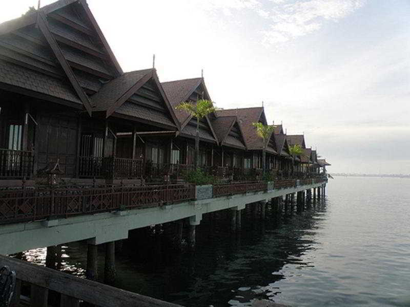 Pantai Gapura Makassar Hotel Exterior photo